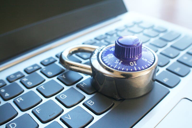 Segurança do Cyber com o fechamento de seletor azul do número no portátil Keyoard de alta qualidade fotografia de stock royalty free Segurança do Cyber com o fechamento de seletor azul do número no portátil Keyoard de alta qualidade fotografia de stock royalty free
