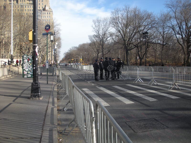 Seguridad de NYC, oficiales de policía en la calle, Central Park del oeste, NYC, NY, los E.E.U.U. foto de archivo Seguridad de NYC, oficiales de policía en la calle, Central Park del oeste, NYC, NY, los E.E.U.U. foto de archivo