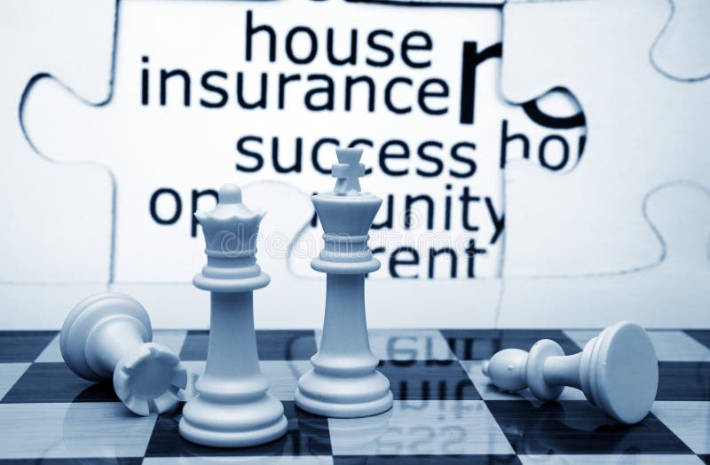 Seguro de habitação e conceito de xadrez foto de stock royalty free