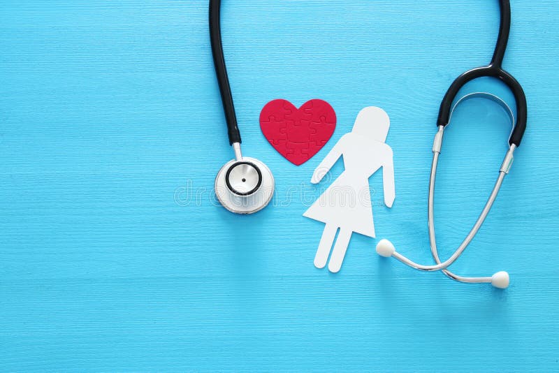 seguro del healf de las mujeres imagen del concepto del estetoscopio y de la figura femenina en la tabla de madera Visión superio fotografía de archivo libre de regalías seguro del healf de las mujeres imagen del concepto del estetoscopio y de la figura femenina en la tabla de madera Visión superio fotografía de archivo libre de regalías