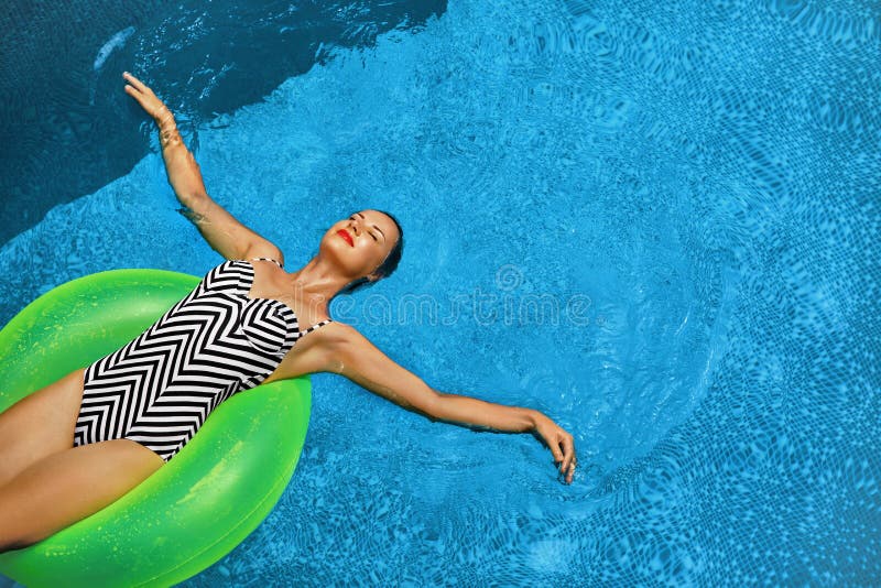 Sehen Sie andere meine Arbeiten Frauen-Ein Sonnenbad nehmen, schwimmend in Swimmingpool-Wasser