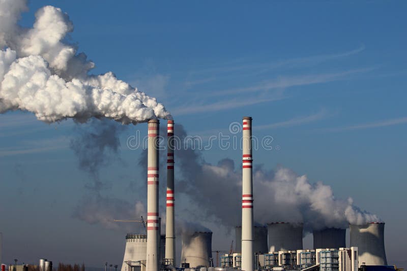 Sehr großer Rauch von der Kohleenergieanlage lizenzfreies stockfoto Sehr großer Rauch von der Kohleenergieanlage lizenzfreies stockfoto