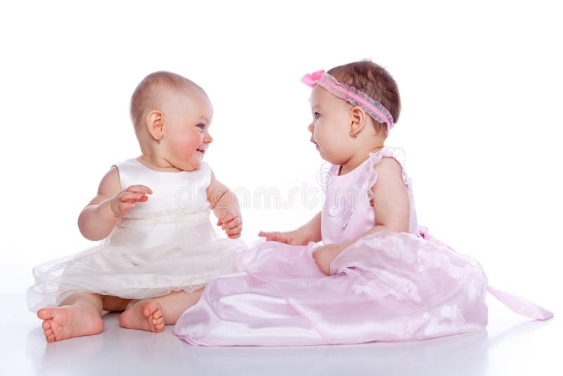 Sehr nette glückliche Babys, die Prinzessinkleid tragen
