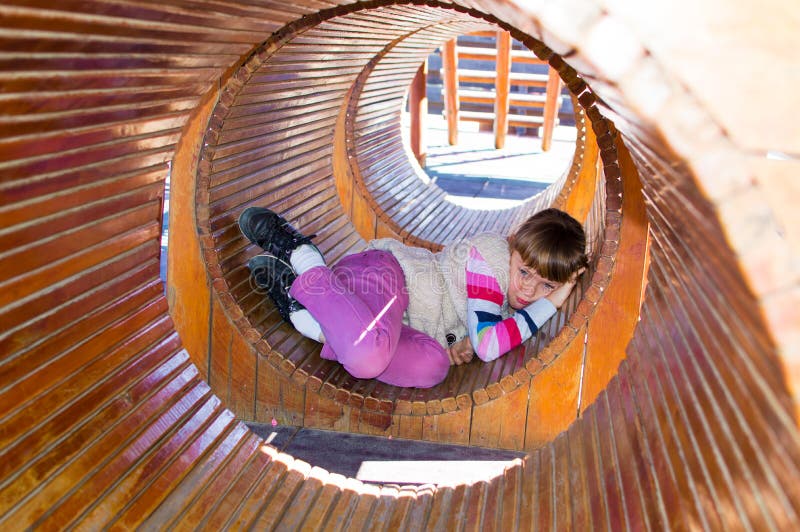 Sehr trauriges Mädchen am Spielplatz stockbild Sehr trauriges Mädchen am Spielplatz stockbild