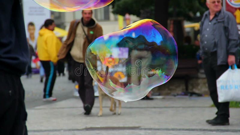 Seifenblasen auf der Straße, enormes Blasenfliegen nahe Leuten