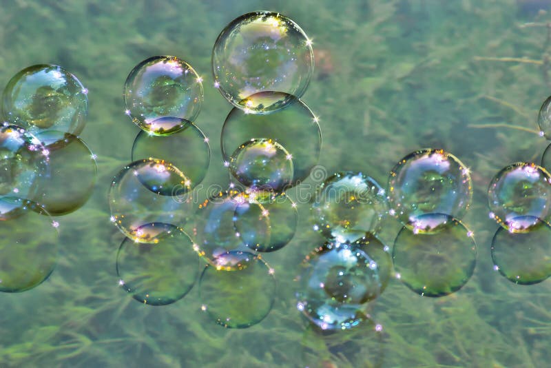 Seifenblasen auf Wasser