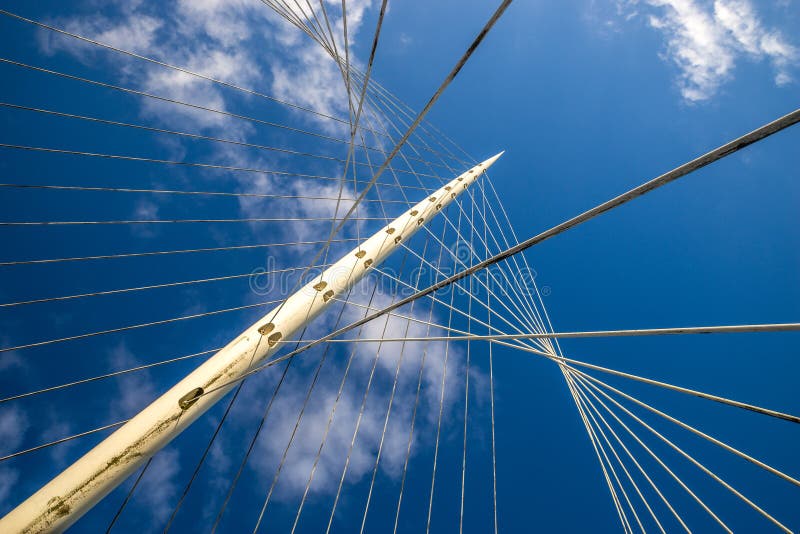 Seilzug blieb Brücke lizenzfreie stockfotografie Seilzug blieb Brücke lizenzfreie stockfotografie