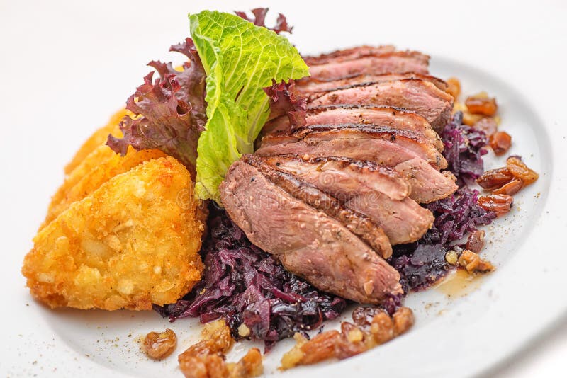 Sein de canard grillé délicieux avec la boulette de chou et de pomme de terre du plat blanc photos libres de droits Sein de canard grillé délicieux avec la boulette de chou et de pomme de terre du plat blanc photos libres de droits