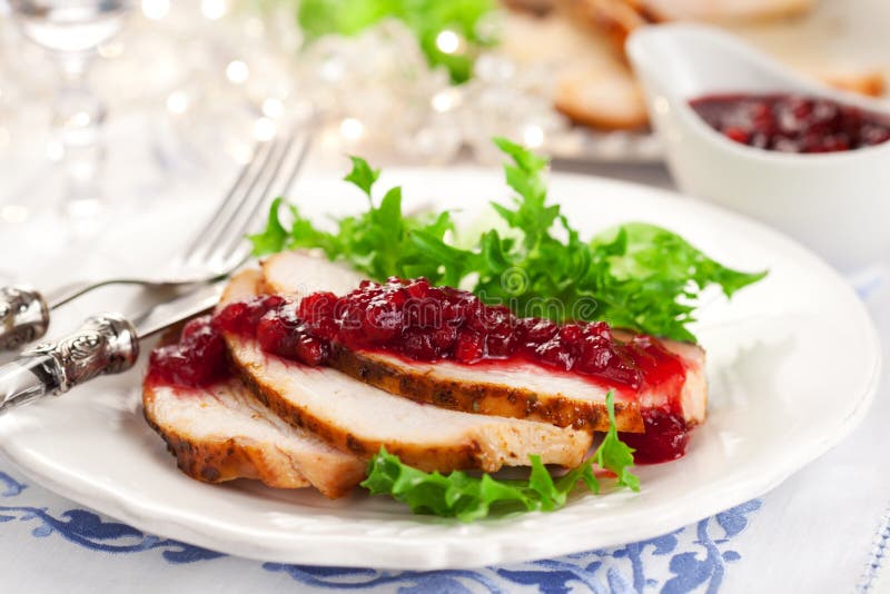 Sein de Turquie avec de la sauce à canneberge images stock