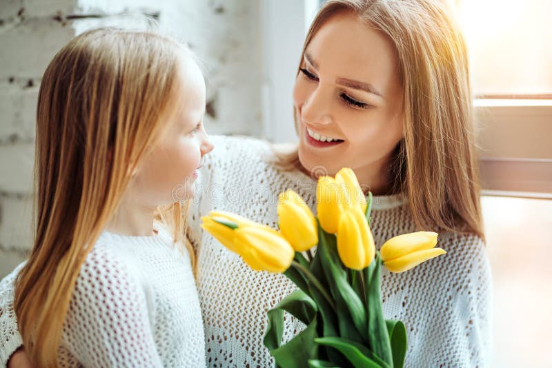 Sein Geschenk für Sie! Porträt der Tochter und der Mutter zusammen lizenzfreie stockfotografie Sein Geschenk für Sie! Porträt der Tochter und der Mutter zusammen lizenzfreie stockfotografie