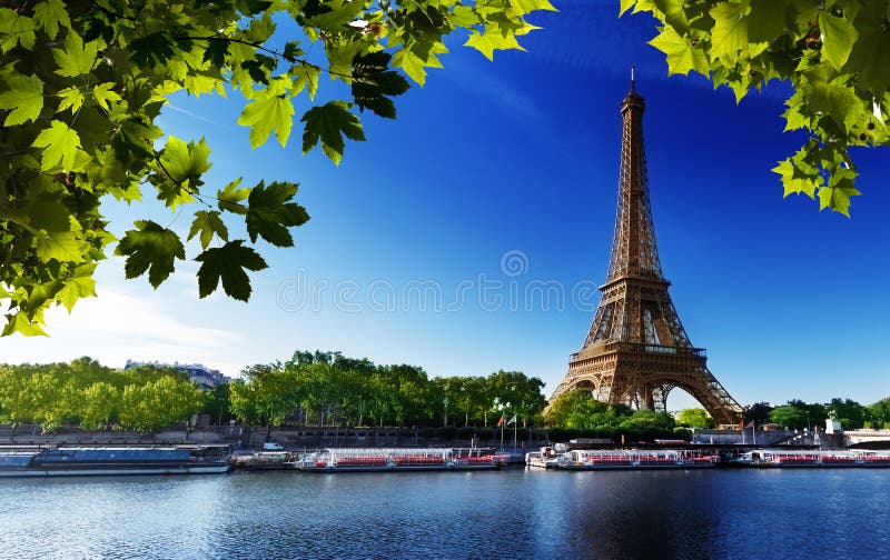 Senna a Parigi con la torre Eiffel in orario di alba.