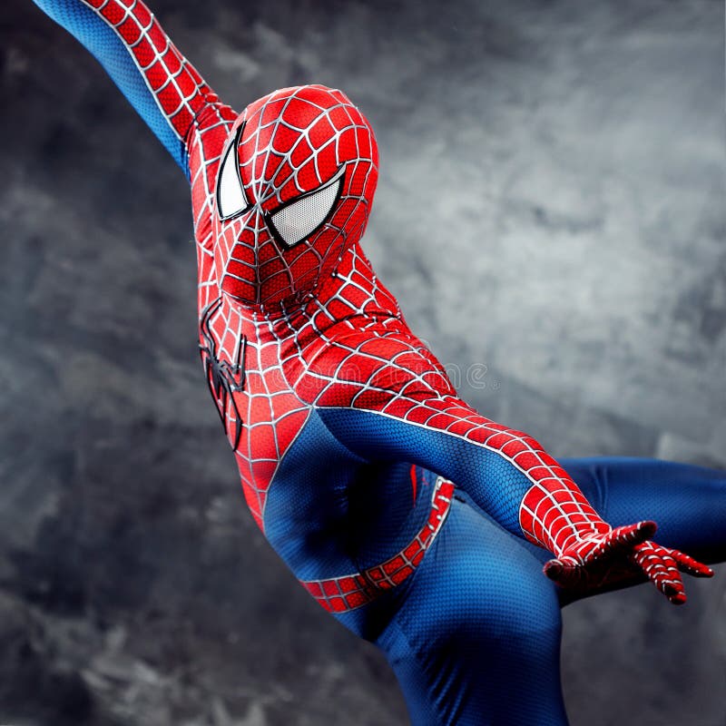 SEINT-PETERSBURG RYSSLAND - MAJ 21, 2016: Cosplayer klädde som Spiderman Närbild i flykten Komiker lurar i Ryssland arkivfoton SEINT-PETERSBURG RYSSLAND - MAJ 21, 2016: Cosplayer klädde som Spiderman Närbild i flykten Komiker lurar i Ryssland arkivfoton