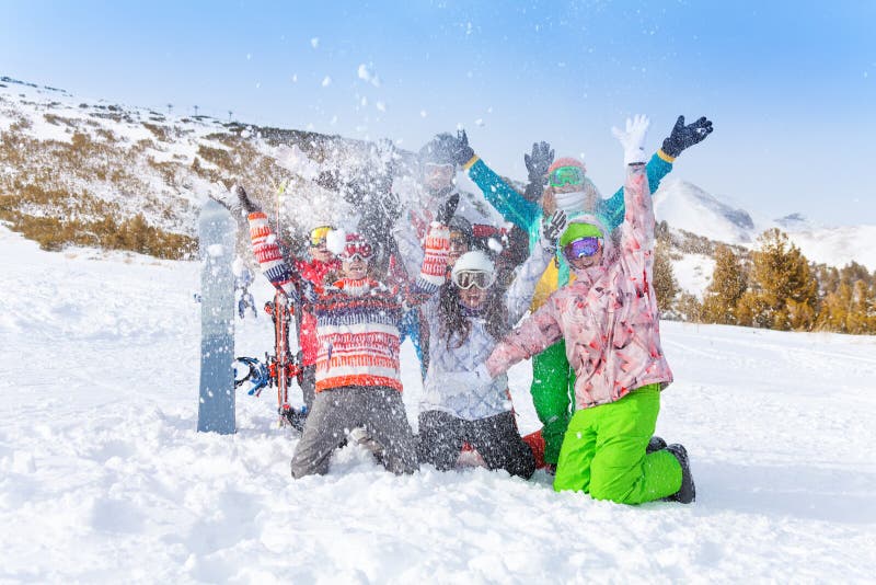 Seis amigos con las snowboard y esquís que lanzan nieve foto de archivo libre de regalías Seis amigos con las snowboard y esquís que lanzan nieve foto de archivo libre de regalías