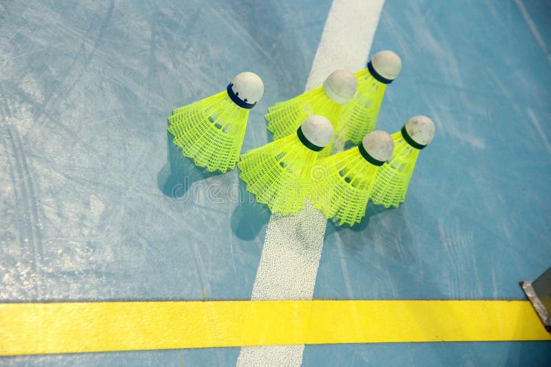 seis volantes amarillos brillantes en el piso del terreno de juego, primer fotografía de archivo seis volantes amarillos brillantes en el piso del terreno de juego, primer fotografía de archivo
