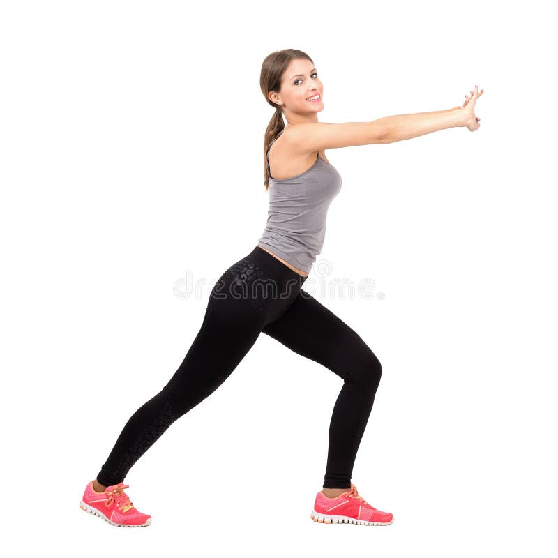 Seitenansicht der jungen schönen dünnen sportlichen ausdehnenden und trainierenden Frau lizenzfreie stockfotos Seitenansicht der jungen schönen dünnen sportlichen ausdehnenden und trainierenden Frau lizenzfreie stockfotos