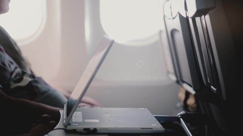 Seitenansicht der Nahaufnahme von aufpassenden Videos des flachen Passagiers auf mobilem Tablettenvideo-player-Gerät, es näher an