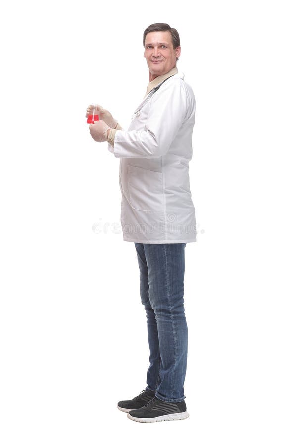 Seitenansicht des Chemikers, der das Becherglas der roten Chemikalie im Labor aufhält lizenzfreies stockbild