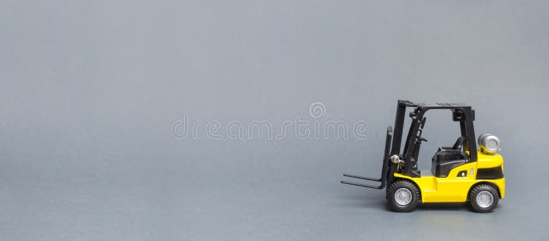 Seitenansicht des gelben Gabelstaplers über grauen Hintergrund Lagerausrüstung, Fahrzeug Entleerung, Transport, ladende Fracht lizenzfreie stockfotos Seitenansicht des gelben Gabelstaplers über grauen Hintergrund Lagerausrüstung, Fahrzeug Entleerung, Transport, ladende Fracht lizenzfreie stockfotos