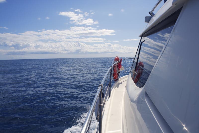 Seitenansicht des Motorboots mit Fensterozeanreflexion