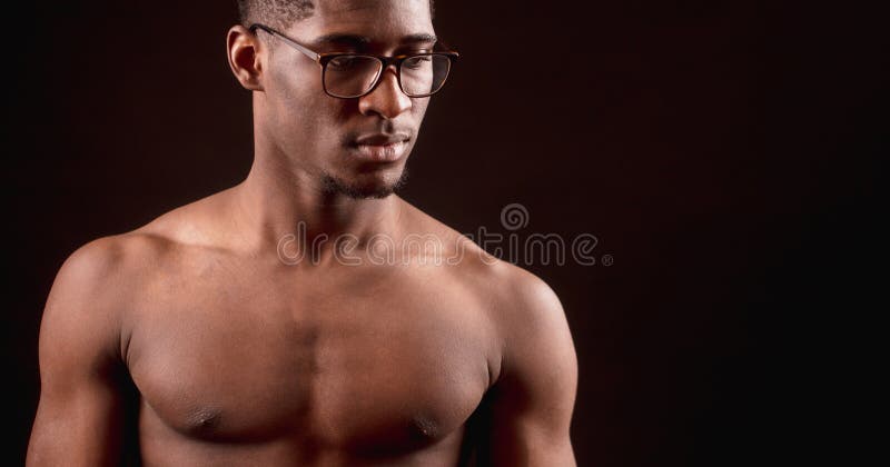 Seitenansichtabschluß tauchte Porträt des starken nacked Afromannes in den Gläsern auf lizenzfreie stockfotos Seitenansichtabschluß tauchte Porträt des starken nacked Afromannes in den Gläsern auf lizenzfreie stockfotos