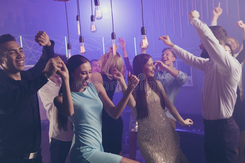 Seitenansichtfoto des Profils von attraktiven Mitfreunden haben Herstellerkleid der flippigen Partei der Bewegung des Spaßes hart lizenzfreies stockfoto Seitenansichtfoto des Profils von attraktiven Mitfreunden haben Herstellerkleid der flippigen Partei der Bewegung des Spaßes hart lizenzfreies stockfoto