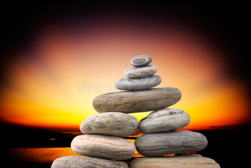 Pedras e um belo sol dourado imagens de stock