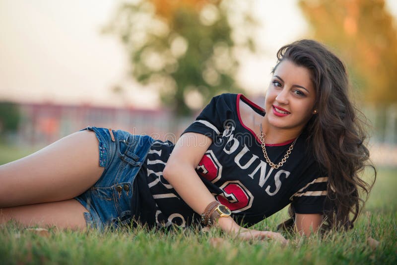 seksowna brunetki dziewczyna z sporty ciałem jest ubranym cajgi zwiera uliczna moda współczesna młodości dziewczyna piękny brunet obraz royalty free seksowna brunetki dziewczyna z sporty ciałem jest ubranym cajgi zwiera uliczna moda współczesna młodości dziewczyna piękny brunet obraz royalty free