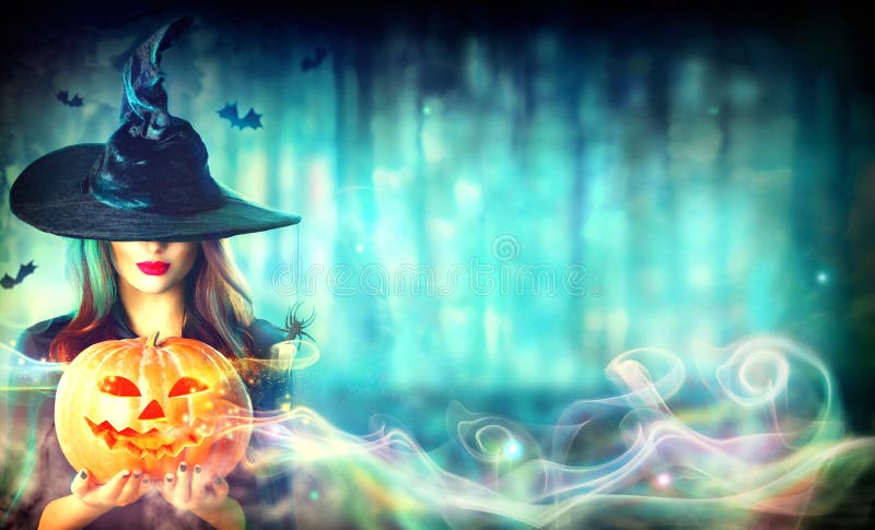 Seksowna czarownica z Halloweenowym dyniowym lampionem
