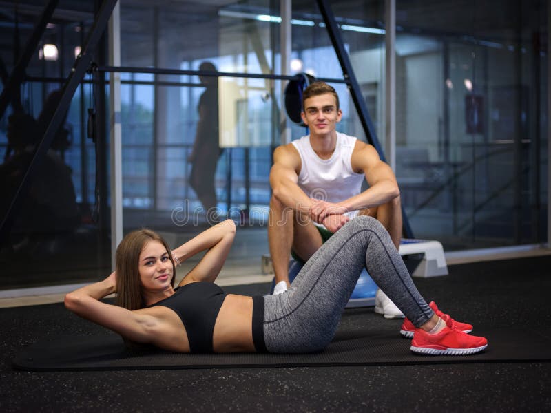 Seksowna kobieta robi ćwiczeniu na podłoga na tle gym i Trenować i sportów pojęcie kosmos kopii zdjęcie stock