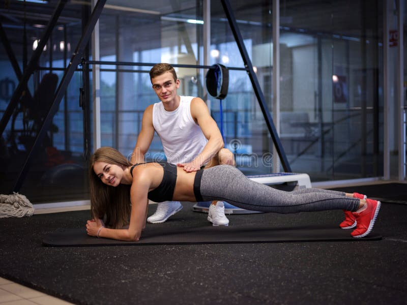 Seksowna kobieta robi ćwiczeniu na podłoga na tle gym i Trenować i sportów pojęcie kosmos kopii zdjęcie royalty free