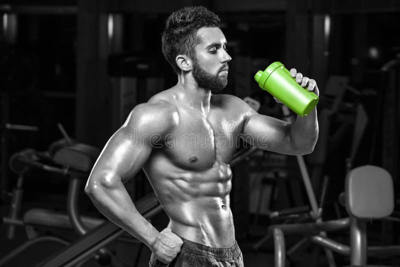 Seksowna mięśniowa mężczyzna woda pitna w gym, kształtny brzuszny Silny męski półpostaci abs, pracujący out zdjęcia royalty free Seksowna mięśniowa mężczyzna woda pitna w gym, kształtny brzuszny Silny męski półpostaci abs, pracujący out zdjęcia royalty free