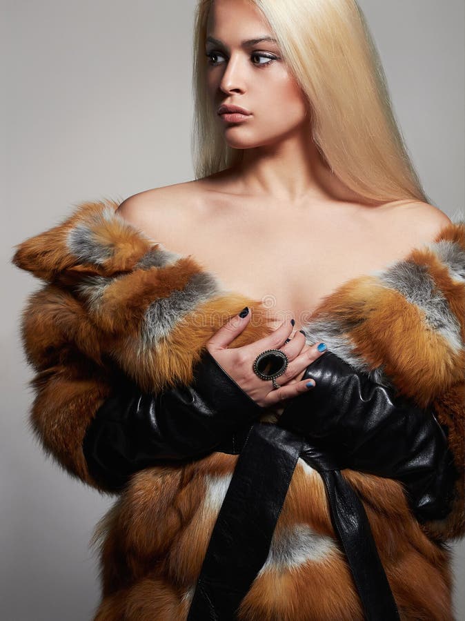 Seksowna piękna kobieta w Futerkowym żakiecie zimy piękna mody modela dziewczyna fotografia royalty free Seksowna piękna kobieta w Futerkowym żakiecie zimy piękna mody modela dziewczyna fotografia royalty free