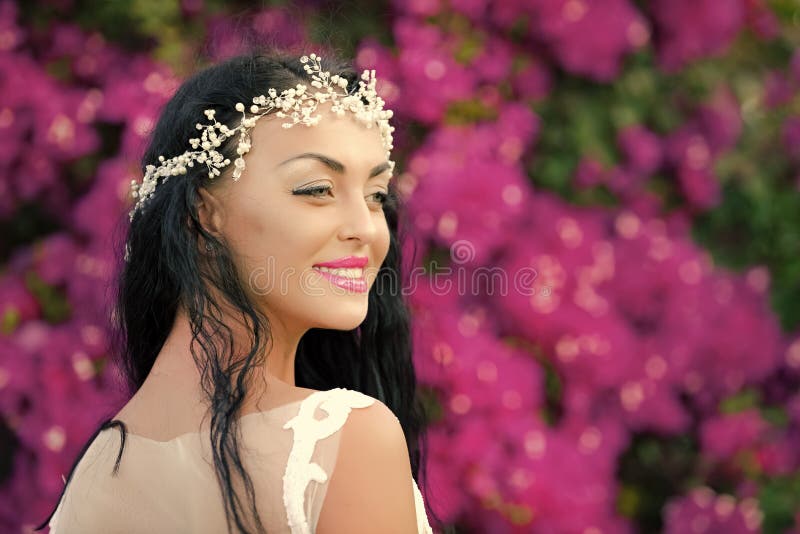 seksowne kobiety, Szczęśliwa kobieta z biżuterii tiarą w brunetka włosy obraz royalty free seksowne kobiety, Szczęśliwa kobieta z biżuterii tiarą w brunetka włosy obraz royalty free