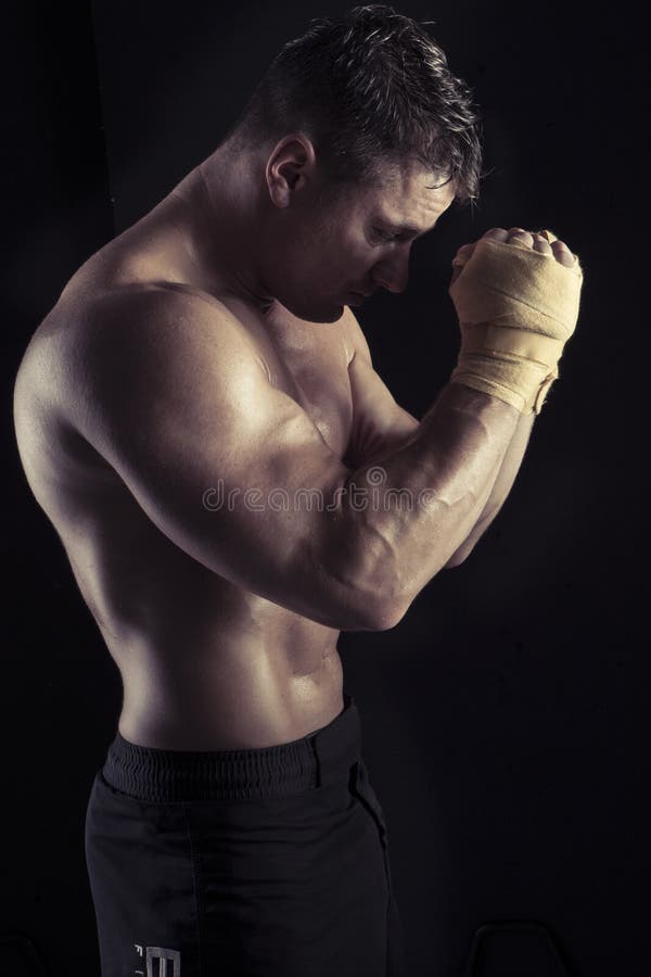 Seksowny bodybuilder markotny ciemny portret fotografia stock Seksowny bodybuilder markotny ciemny portret fotografia stock