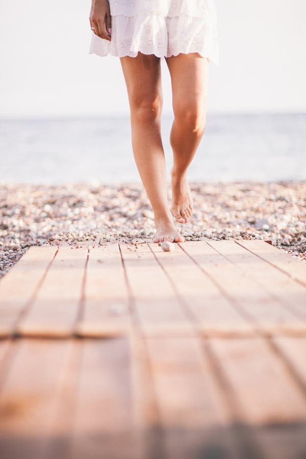 Seksowny kobieta spacer na plaży obrazy stock Seksowny kobieta spacer na plaży obrazy stock