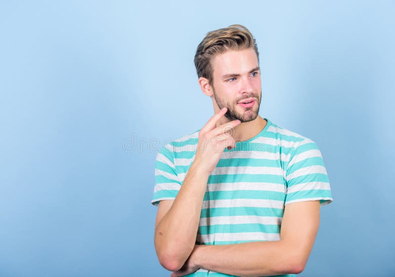 Seksowny macho w przypadkowym stylu M?ska moda i pi?kno doskonalić spojrzenie mięśniowy mężczyzna lata mody Nieogolony studencki fotografia royalty free Seksowny macho w przypadkowym stylu M?ska moda i pi?kno doskonalić spojrzenie mięśniowy mężczyzna lata mody Nieogolony studencki fotografia royalty free