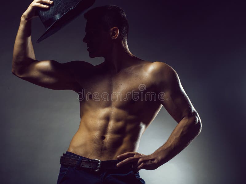 Seksowny mi??niowy m??czyzna z kapeluszem fotografia stock Seksowny mi??niowy m??czyzna z kapeluszem fotografia stock