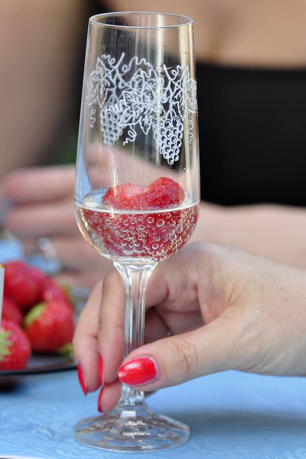 Sekt mit Erdbeeren stockbild. Bild von feier, hand, glas - 28978931
