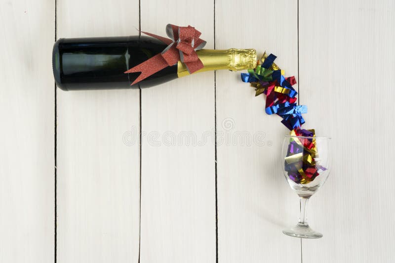 Sektflasche mit dem Glas gefüllt mit Ausläufern stockbilder Sektflasche mit dem Glas gefüllt mit Ausläufern stockbilder