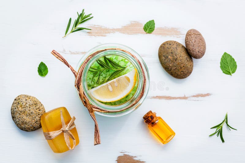 Sel aromatique de mer avec les herbes aromatiques Menthe poivrée fraîche, citron, photographie stock libre de droits Sel aromatique de mer avec les herbes aromatiques Menthe poivrée fraîche, citron, photographie stock libre de droits