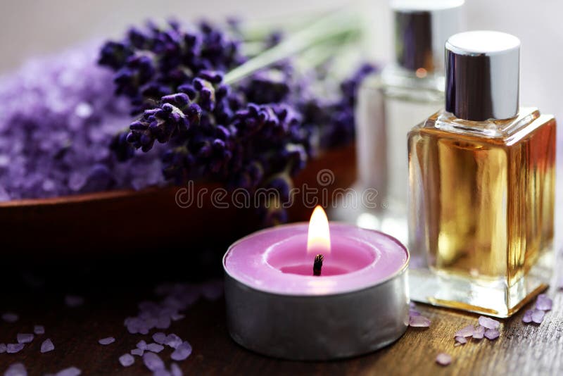 Sel de bain de lavande et pétrole de massage images stock Sel de bain de lavande et pétrole de massage images stock