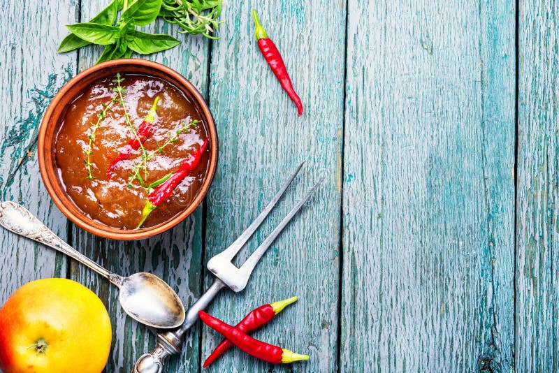 Selbst gemachte Apfelsauce, Stau. Apfelsauce mit Paprika und Kräutern Soße für Fleisch oder Fische