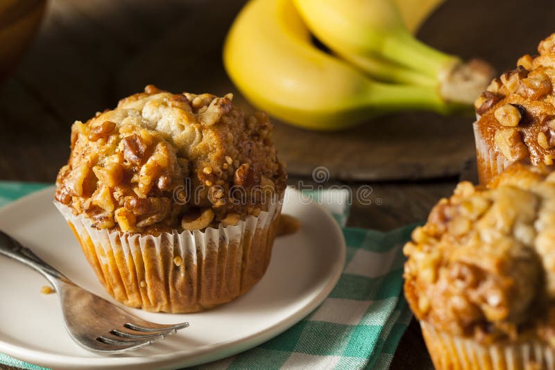 Selbst Gemachte Bananen-Nuss-Muffins Stockbild - Bild von weizen ...