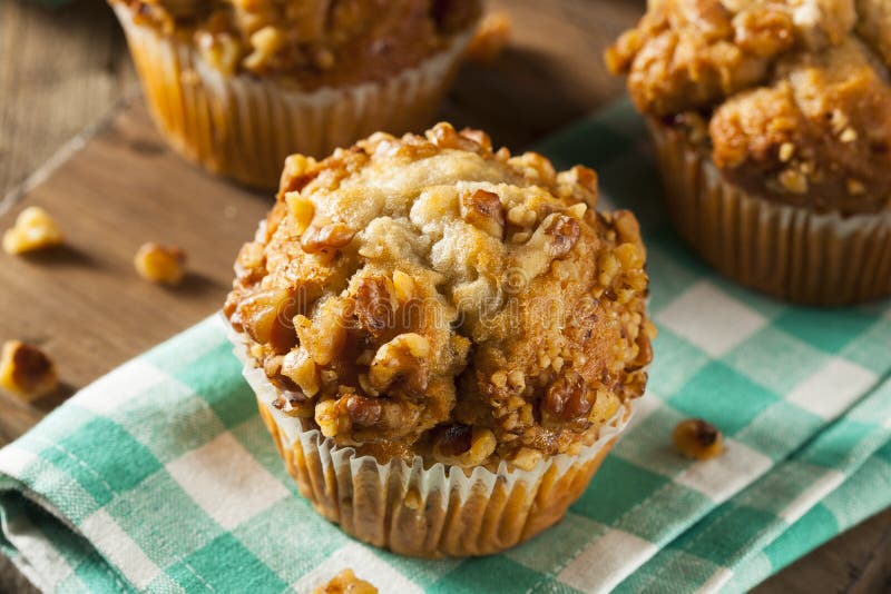 Selbst Gemachte Bananen-Nuss-Muffins Stockfoto - Bild von gebacken ...