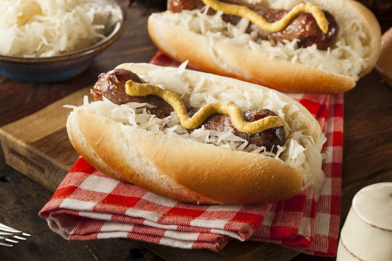 Selbst Gemachte Bratwurst Mit Sauerkraut Stockfoto - Bild von ...