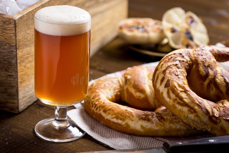 Selbst Gemachte Brezel Mit Seesalz Und Glas Bier Auf Rustikalem ...