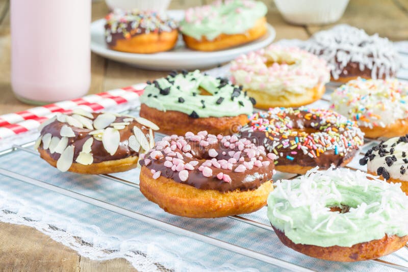 Selbst gemachte bunte Schaumgummiringe lizenzfreie stockfotos Selbst gemachte bunte Schaumgummiringe lizenzfreie stockfotos
