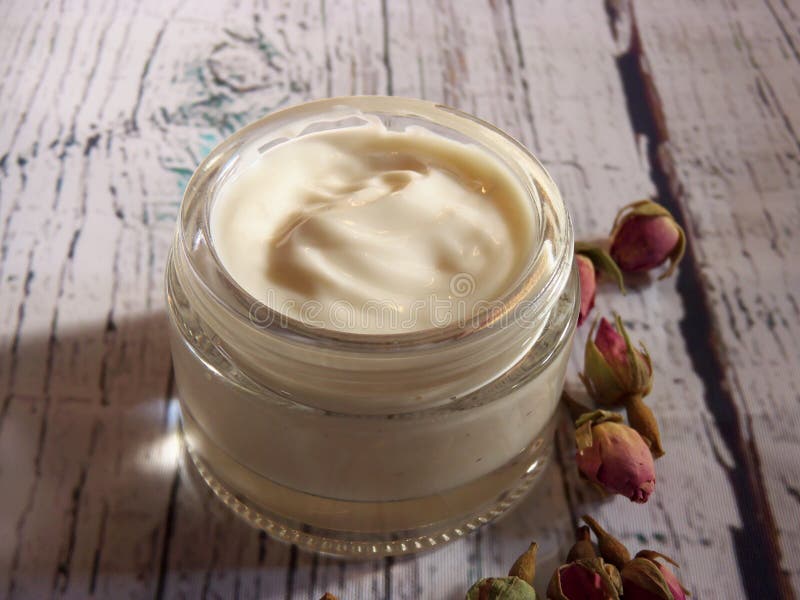 Selbst gemachte Creme von Rosen für das Gesicht stockbild Selbst gemachte Creme von Rosen für das Gesicht stockbild
