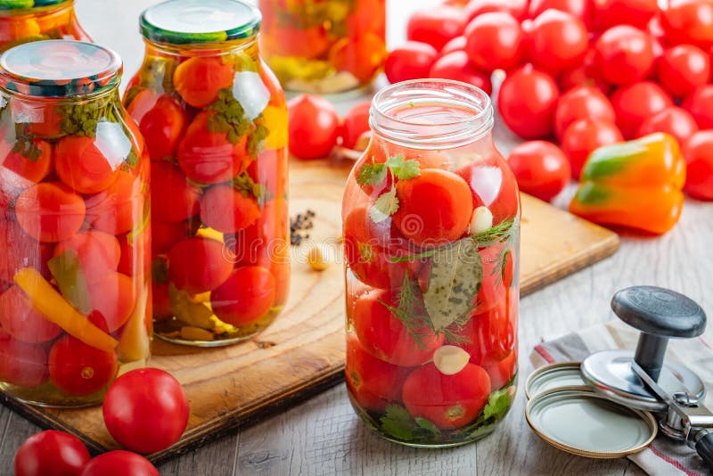 Selbst gemachte in Essig eingelegte Tomaten im Glas Selektiver Fokus stockfotografie Selbst gemachte in Essig eingelegte Tomaten im Glas Selektiver Fokus stockfotografie