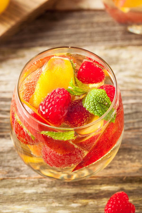 Selbst gemachte funkelnde Weißwein-Sangria lizenzfreie stockbilder